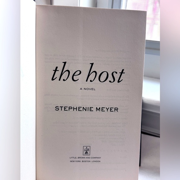 📚 Vintage 2008 Publication of The Host by Stephenie Meyer Hardcover - Picture 8 of 16